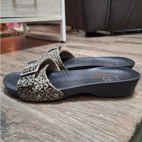 Crocs Sarah leopard slide sandals Women’s 9 - Picture 3 of 8